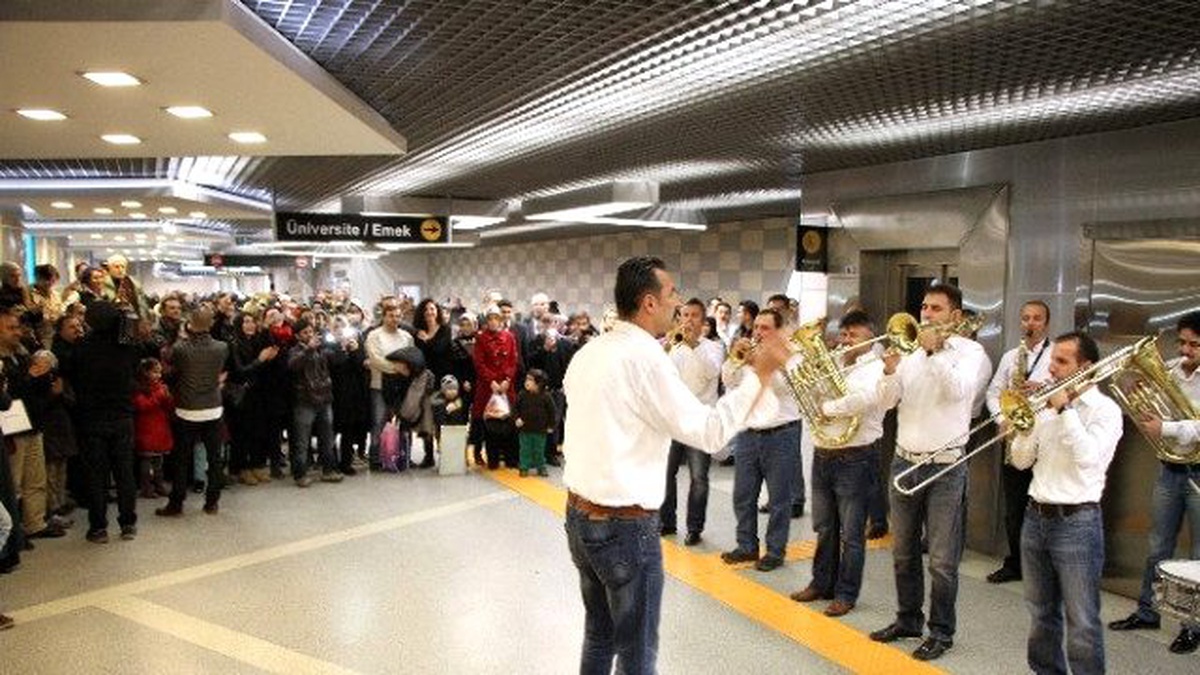 Metro İstasyonu\'nda Yolculara Büyük Sürpriz
