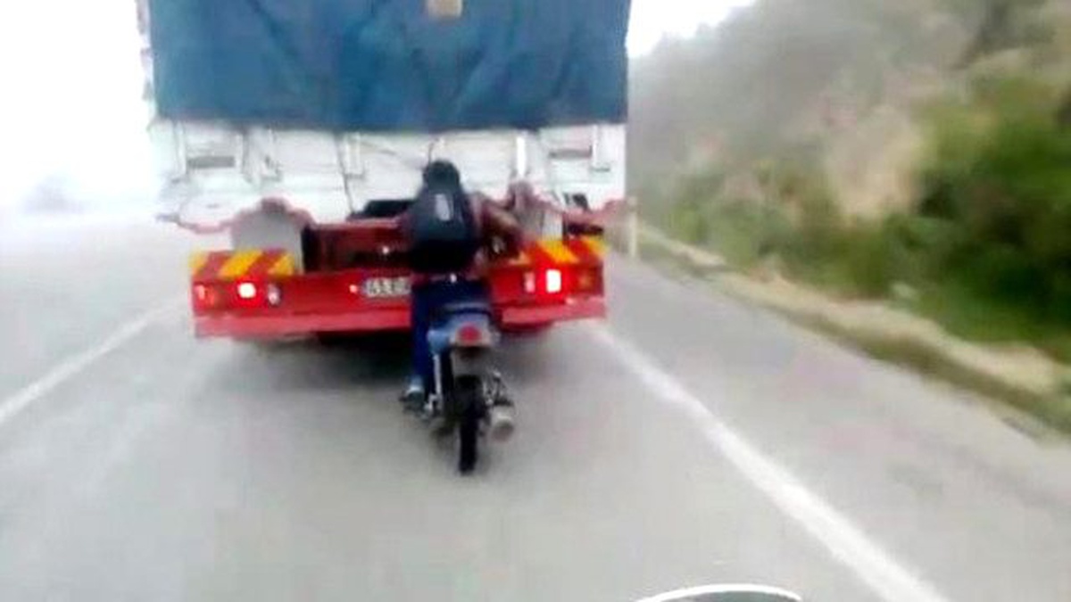 Motosikletiyle Kamyon Kasasına Tutunan Sürücü Şaşırttı