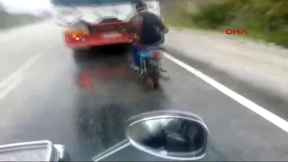 Motosikletiyle Kamyon Kasasına Tutunan Sürücü Şaşırttı