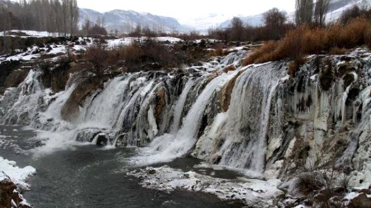 Muradiye Şelalesi Kısmen Dondu