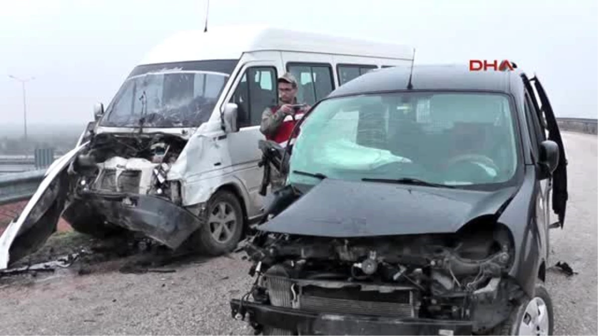 Nizip\'te Öğrenci Servisi ile Hafif Ticari Araç Çarpıştı: 1 Ölü,9 Yaralı