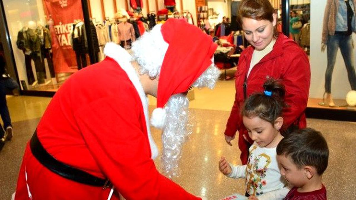Noel Baba Çocuklara Hediye Dağıttı
