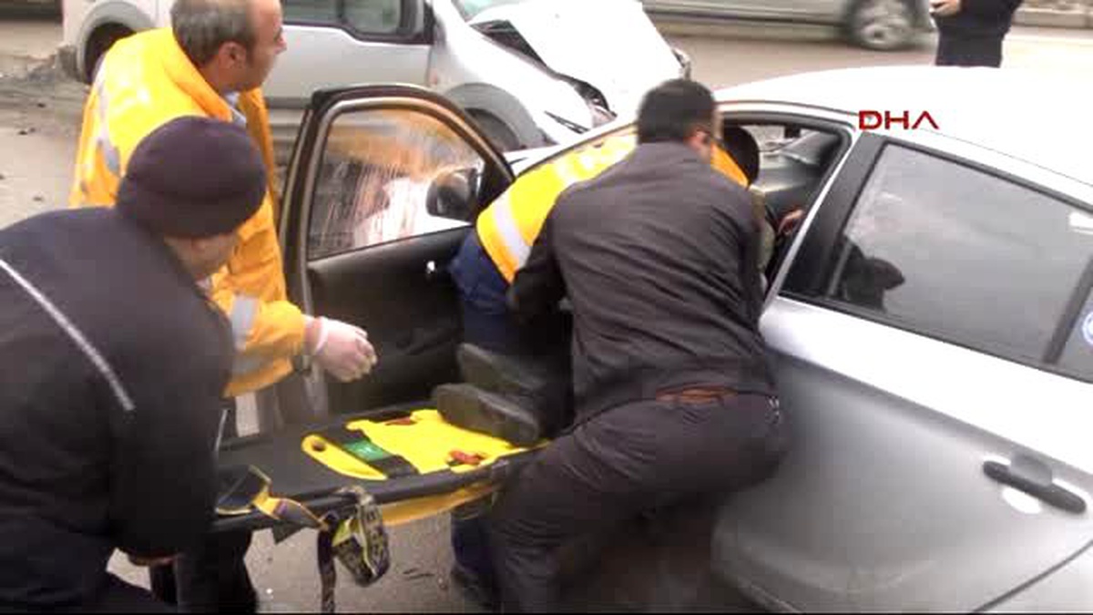 Otomobil Hafif Ticari Araçla Çarpıştı: 3 Yaralı