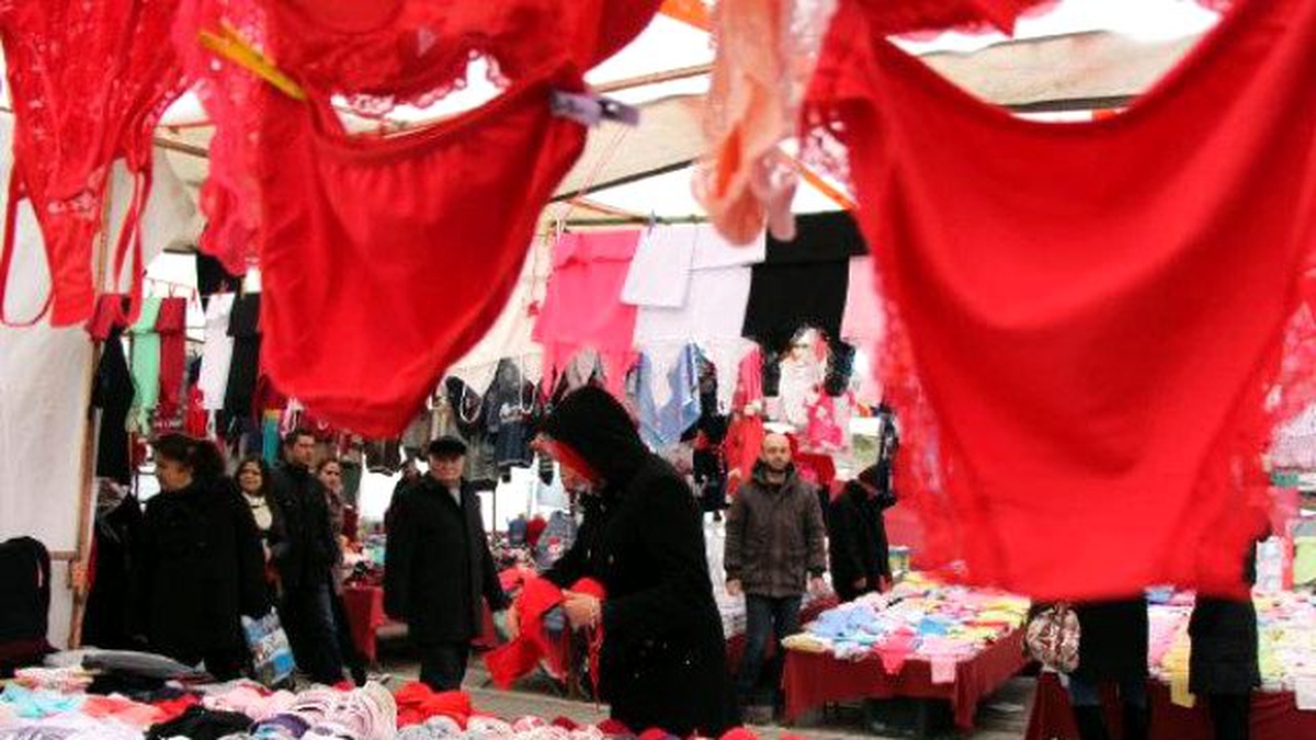 Pazarda Kırmızı İç Çamaşırlarına İlgi Büyük