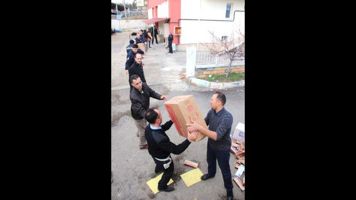 Polis, Tır\'daki Kaçak Sigaraları Böyle Taşıdı
