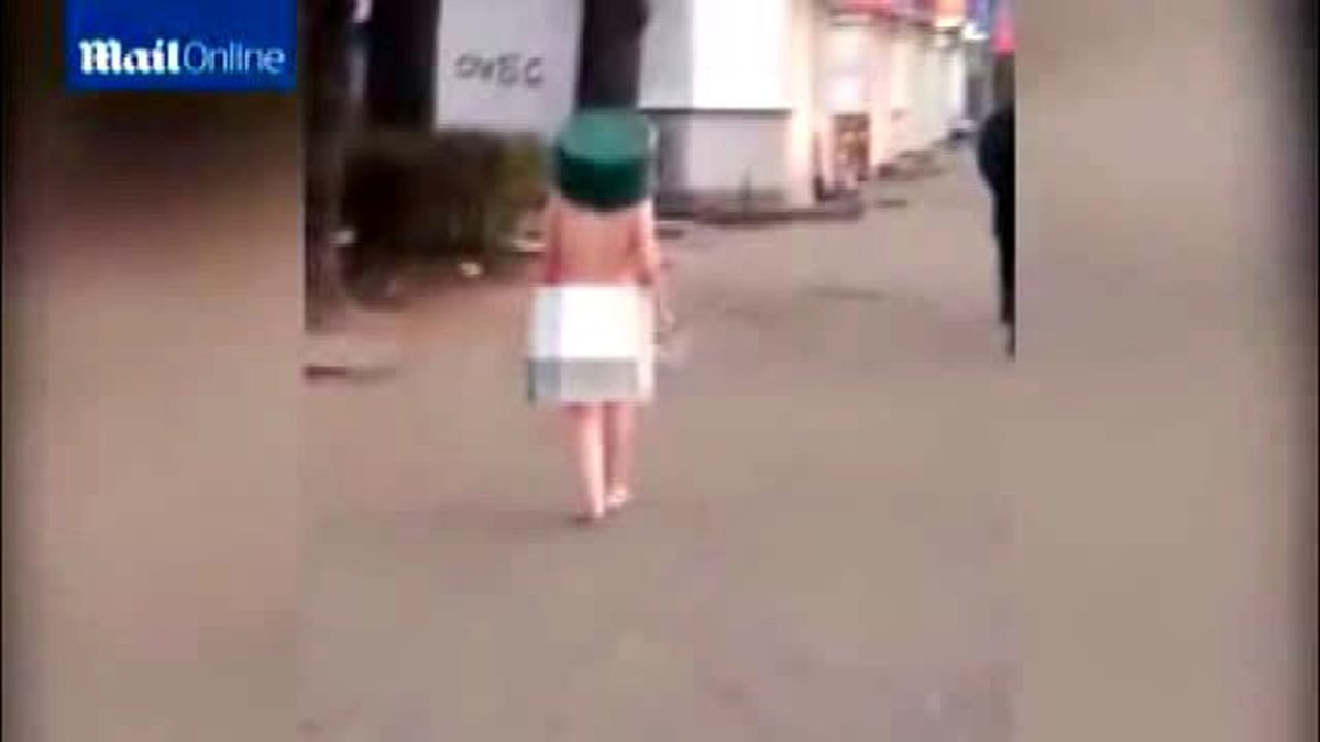 Başında Leğen ve Elinde Bıçakla Sokakta Çırılçıplak Dolaştı