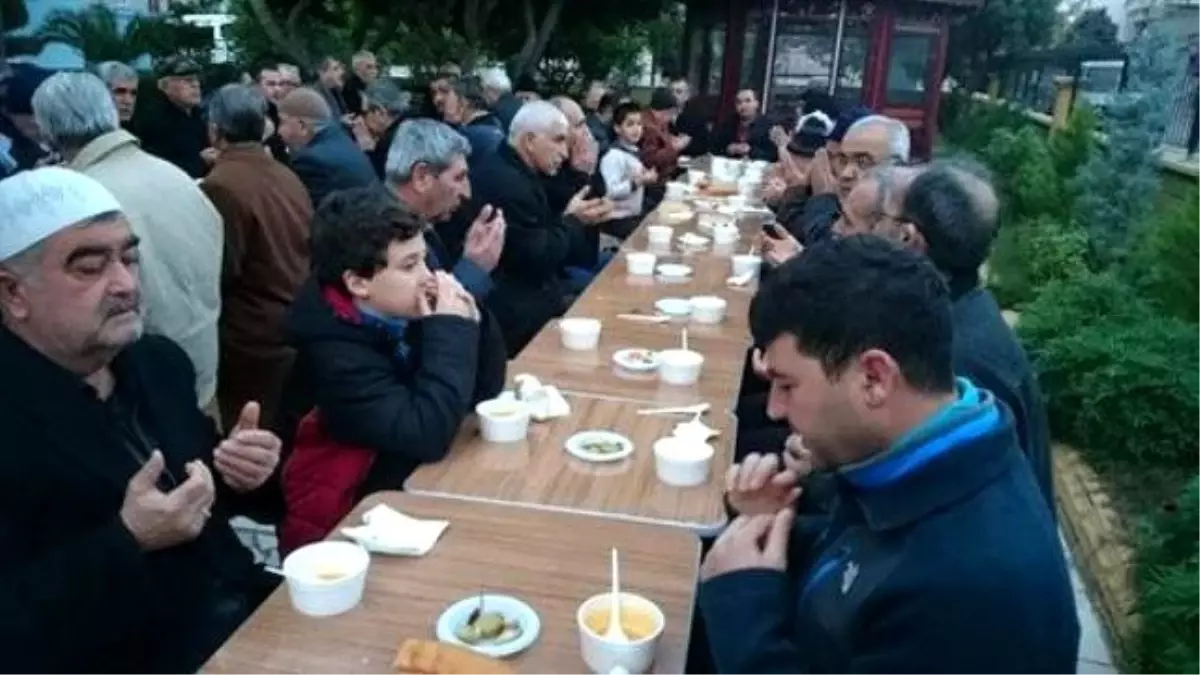 Sabah Namazına Gelene Çorba ve Salep İkramı