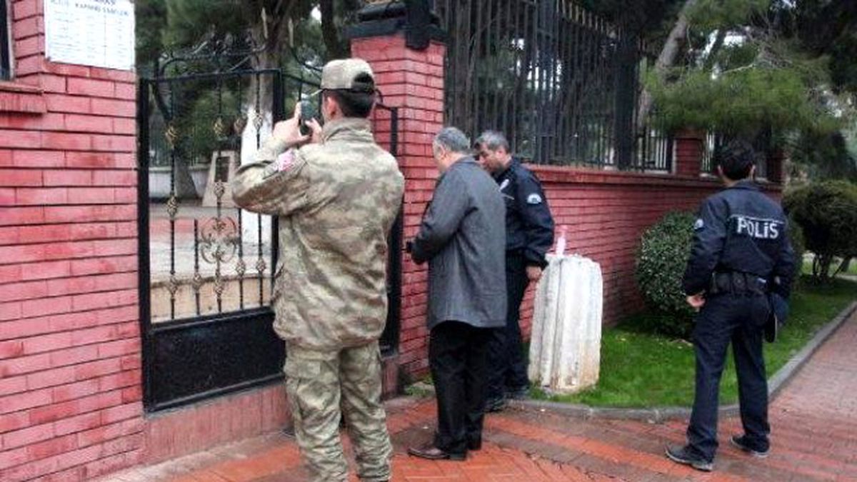 Türk Bayrağı\'na Çirkin Saldırı! Yakıp Şehitliğe Atıldı