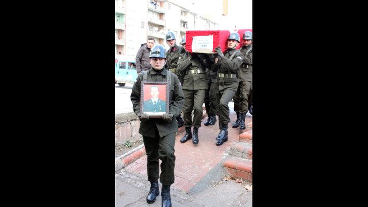 Şehit Asker Son Yolculuğuna Silah Arkadaşlarının Omuzlarında Uğurlandı