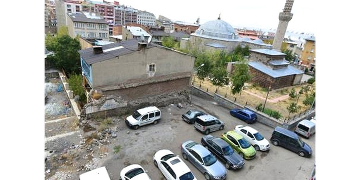 Tarihi Eserlerin Çevresi Düzenleniyor