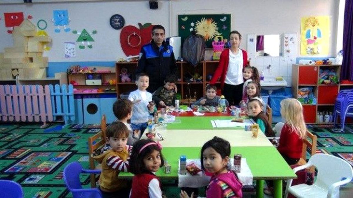 Ulus Polisi Öğrencilere Çeşitli Hediyeler Verildi