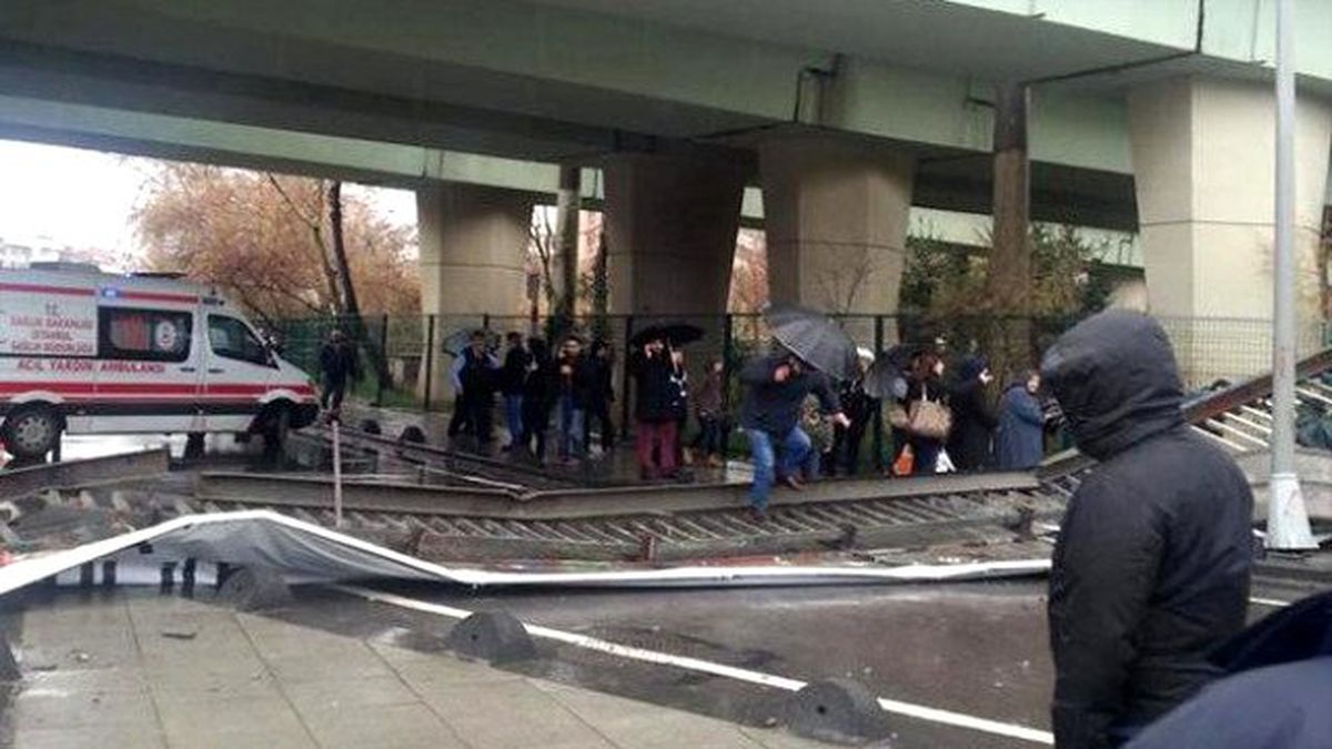 Üst Geçidin Korkulukları Düştü