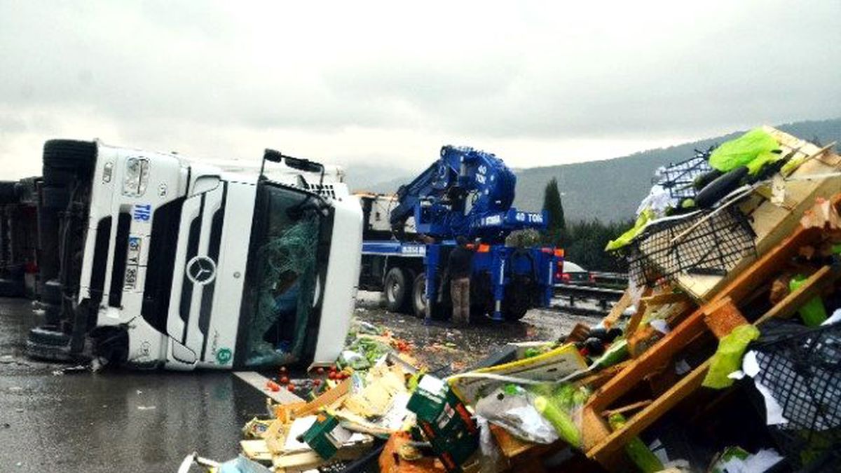 Üzerine Tır Devrilen Otomobilden Sağ Kurtarıldı