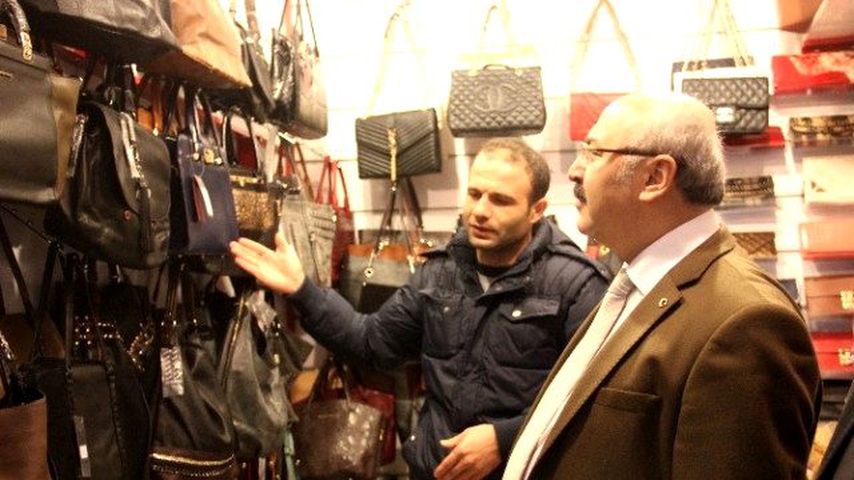 Vali, Esnafı Gezerek Yeni Yılını Kutladı