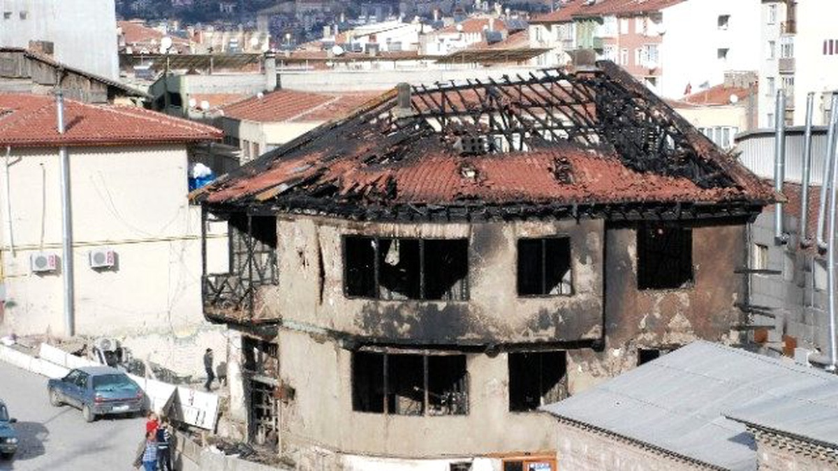 Yıkılmak Üzere Olan Evler Tehlike Saçıyor