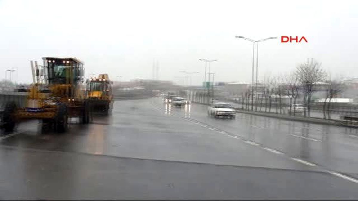 Beylikdüzü\'nde Kar Yağışı Etkili Oldu