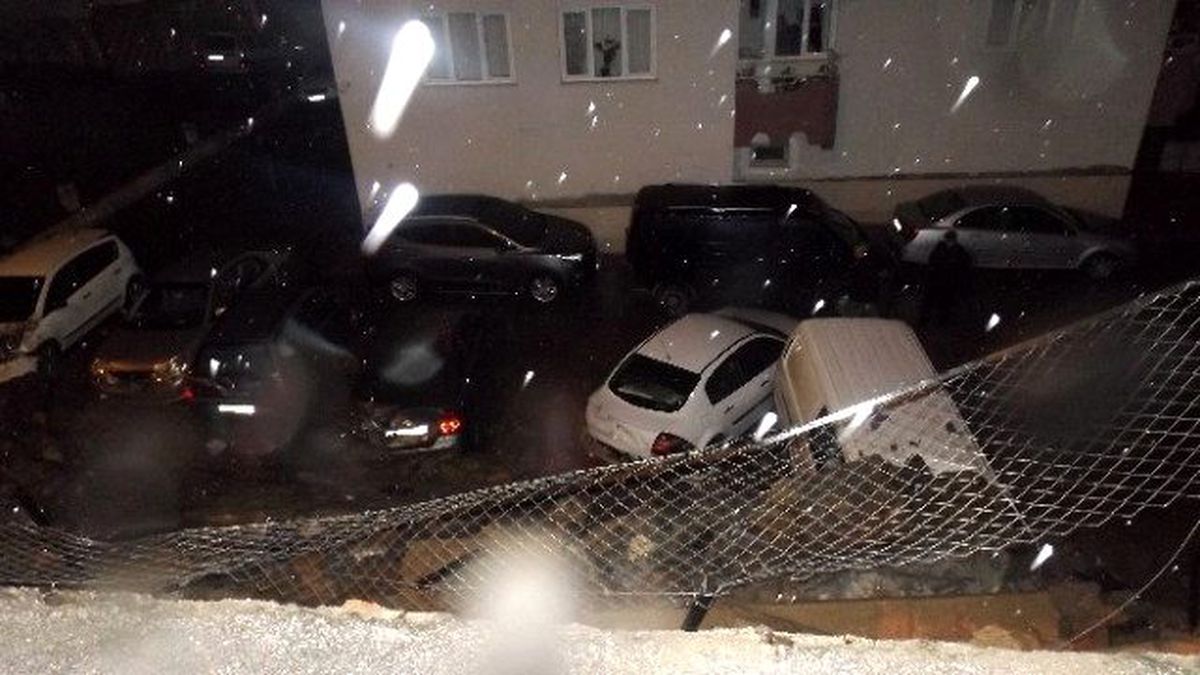 Bursa\'da İstinat Duvarı 8 Aracın Üzerine Yıkıldı