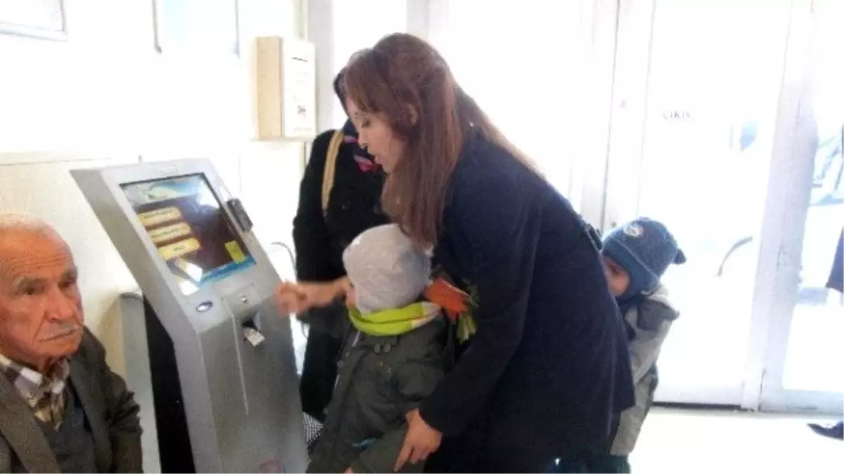 Demirci'de Minikler Farklı Okullara Yeni Yıl Kartı Gönderdi