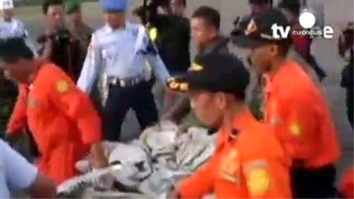 Endonezya Uçağının Enkazında Yolcuların Cesetleri Aranıyor