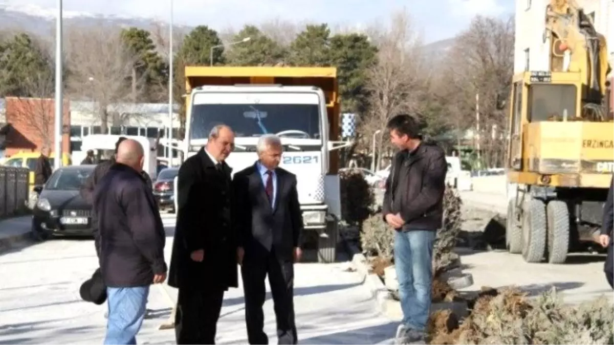 Erzincan Belediyesi Tahrip Olan Yolları Onarıyor