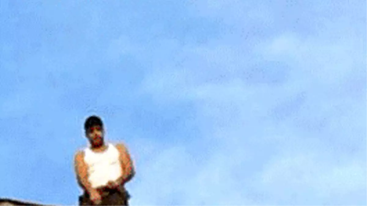 İntihar İçin Çatıya Çıktı, 'Atla' Diyenlerin Üzerine İşedi