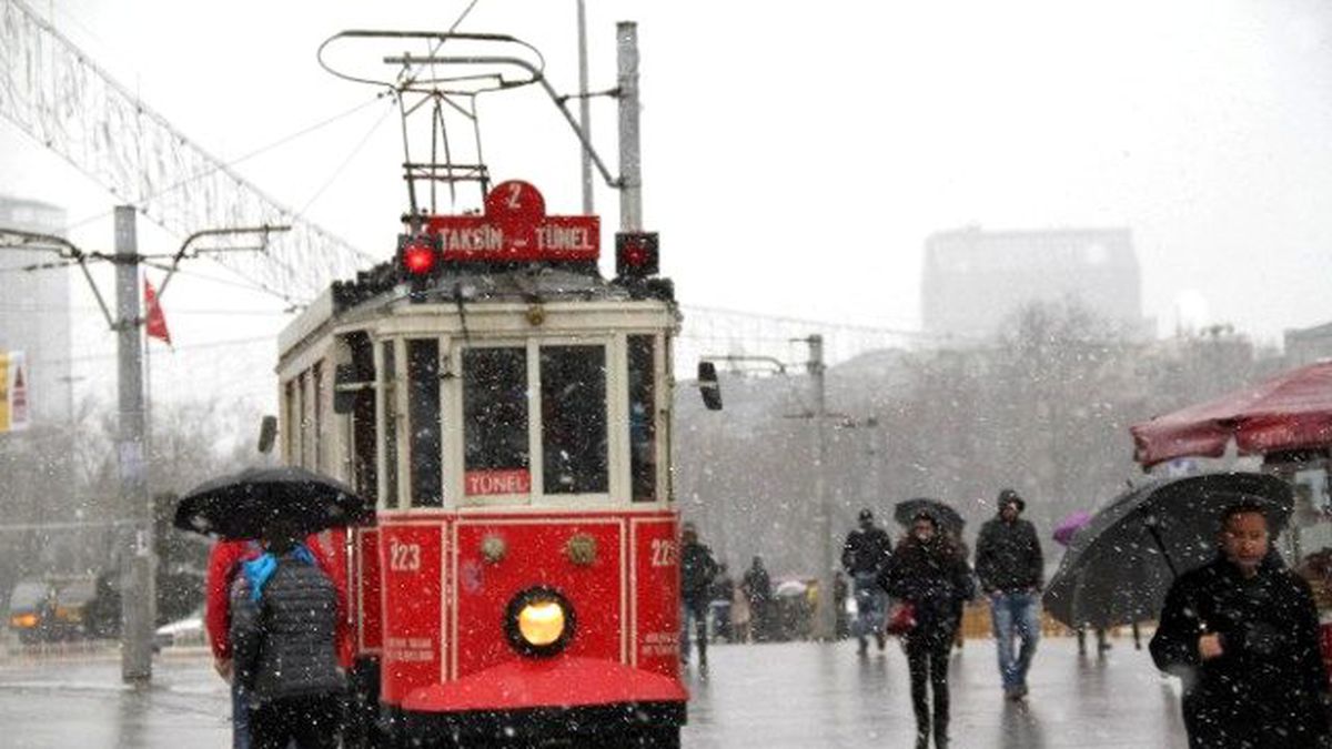 İstanbul\'da Kar Yağışı Devam Ediyor