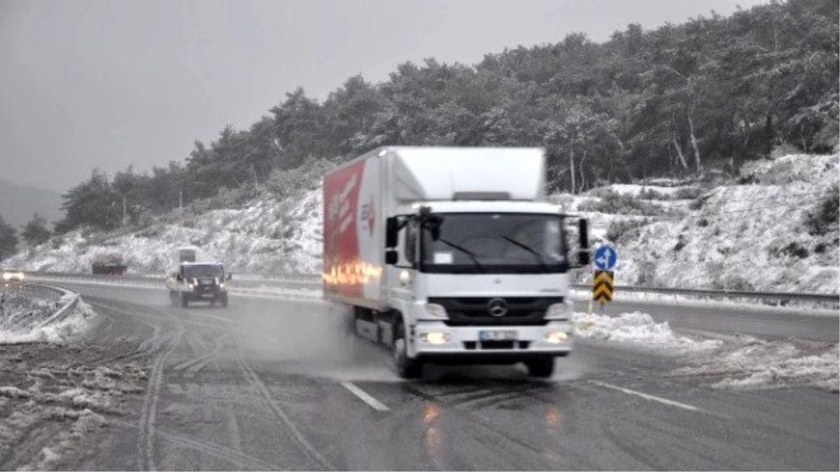 İzmir-Manisa Yolu Kar Nedeniyle Araç Trafiğine Kapatıldı