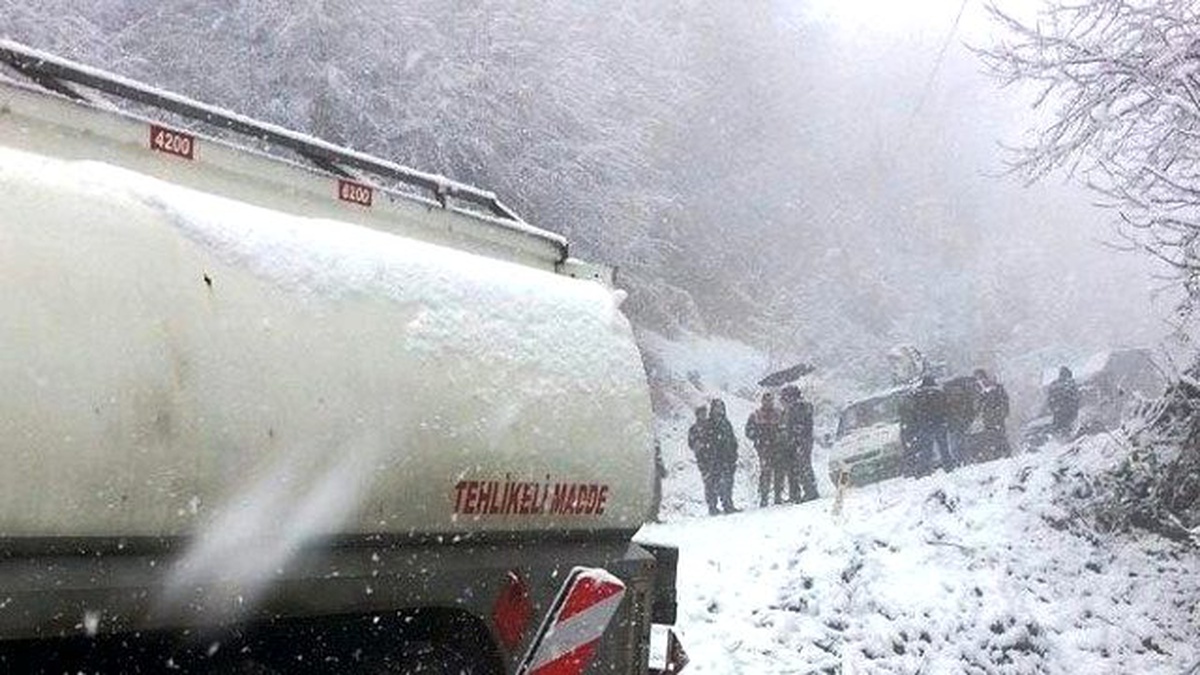 Kayarak Yoldan Çıkan Tanker Ulaşımı Aksattı