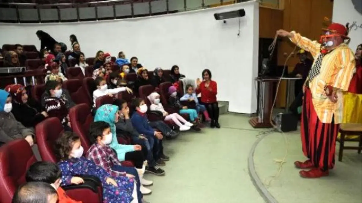 Lösemi Tedavisi Gören Çocuklar Palyaço ile Eğlendi