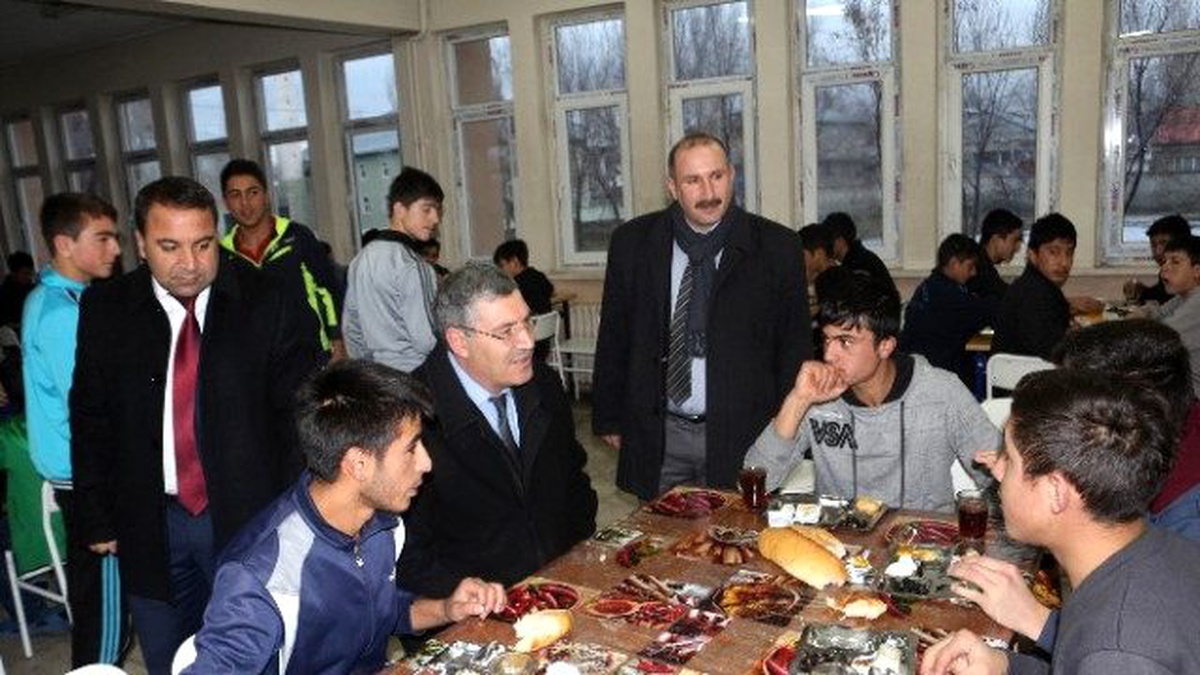 Müdür Dursun, Erkek Öğrenci Pansiyonunu İnceledi