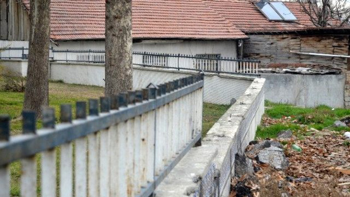 Muhtarlık Binasının Demirlerini Çaldılar