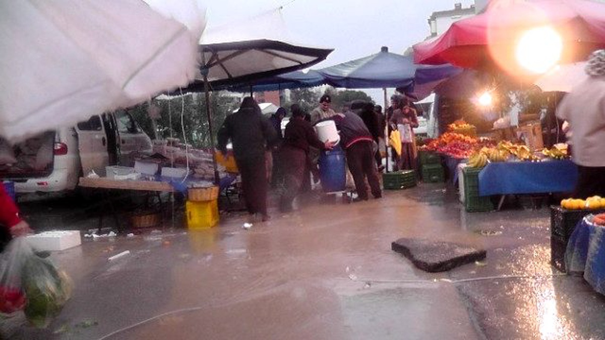 Pazaryerini Su Bastı, Vatandaş Alışveriş Yapamadı