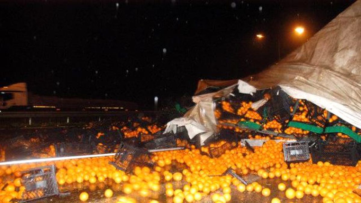 Portakal Yüklü Tır Devrildi: 1 Yaralı