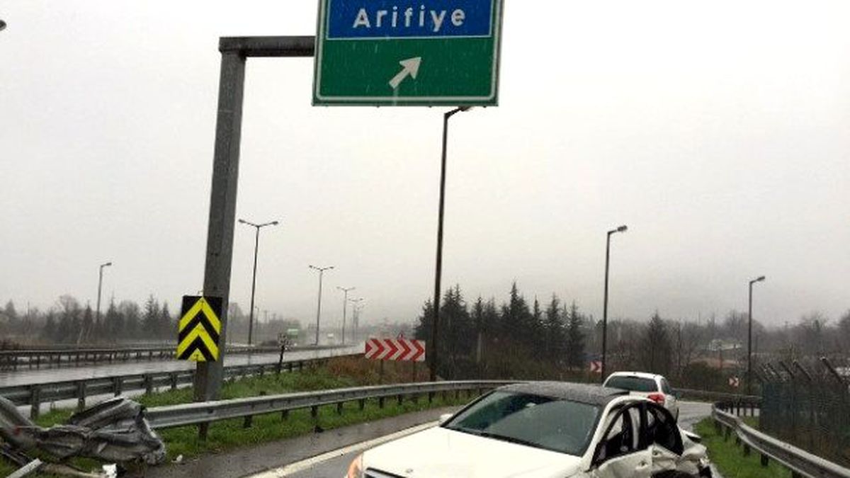 Sakarya\'da Trafik Kazası: 2 Yaralı
