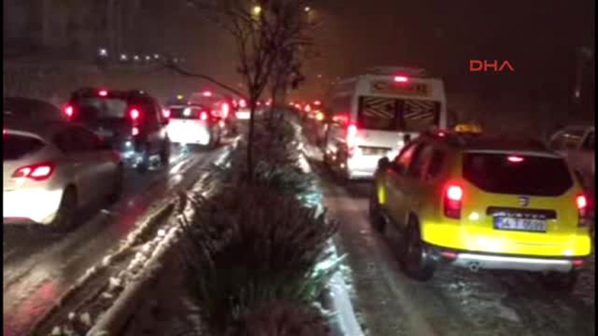 Sakarya\'da Yoğun Kar Ulaşımı Aksattı