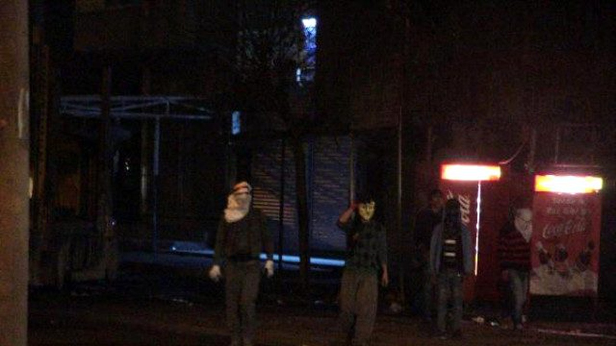 Silopi\'de PKK Yandaşları Gece İpekyolu\'nu Kesti