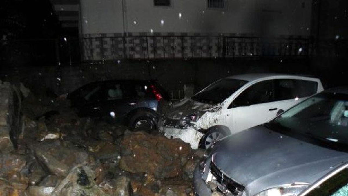 Sitenin İstinat Duvarı Çöktü: 8 Araç Zarar Gördü
