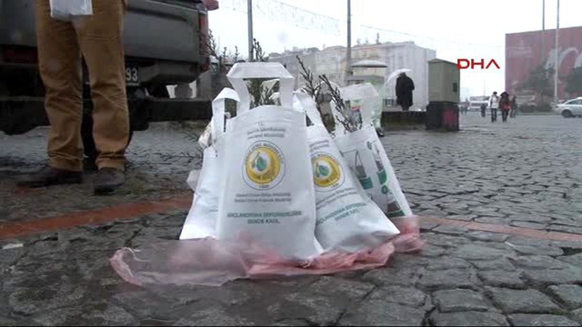 Taksim\'de Yılbaşı Öncesi Bin Fidan Dağıtıldı