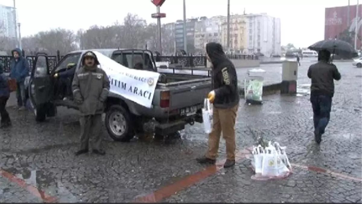 Taksim\'de Yılbaşı Öncesi Bin Fidan Dağıtıldı