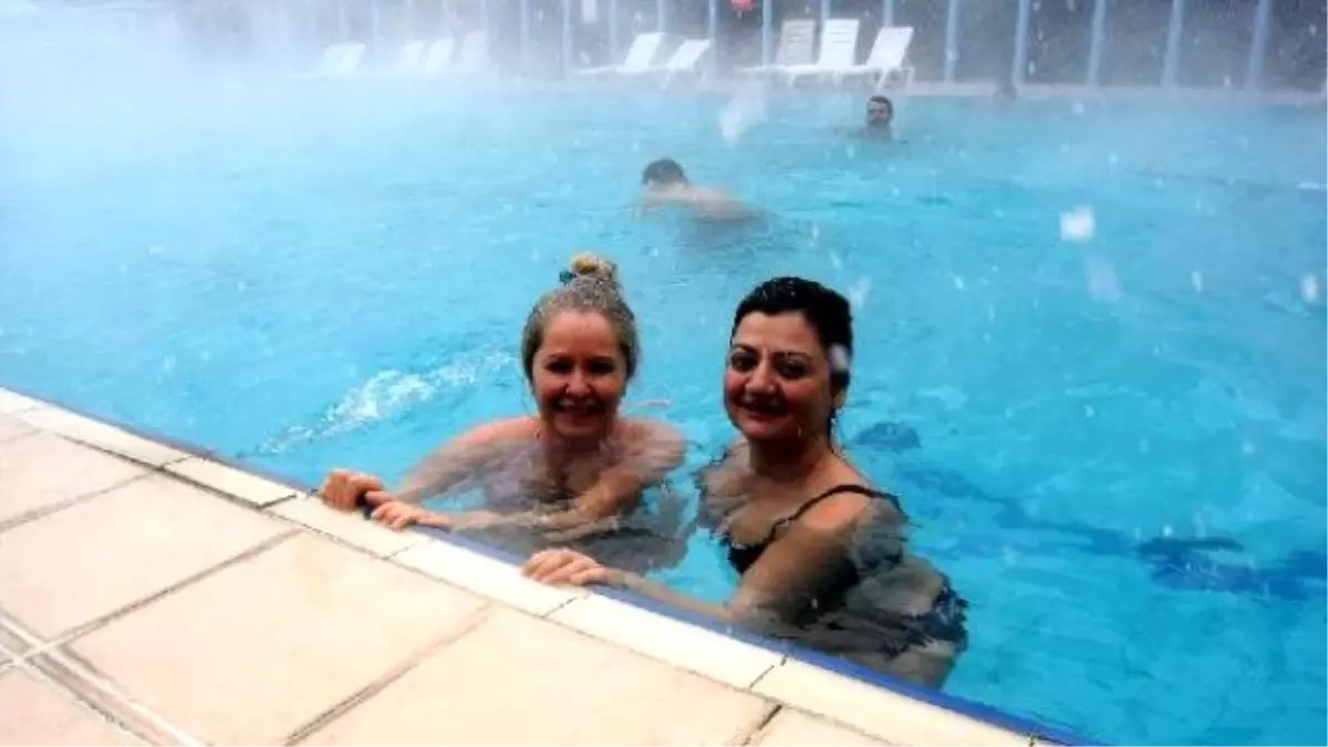 Termal\'de Kar Altında Havuz Keyfi