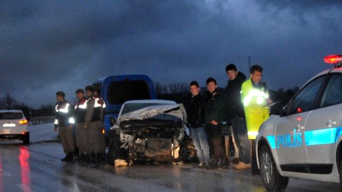 Ters Şeride Giren Tır\'a Otomobil Çarptı