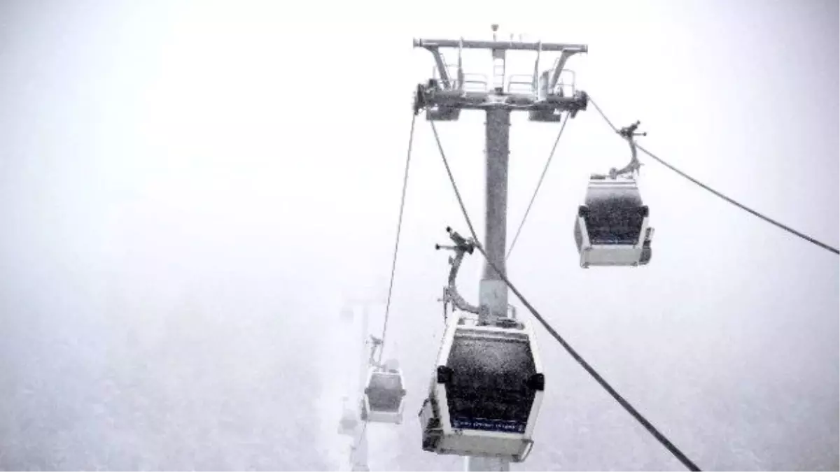 Uludağ\'ı Tipi Vurdu, Teleferik Seferleri İptal Edildi...