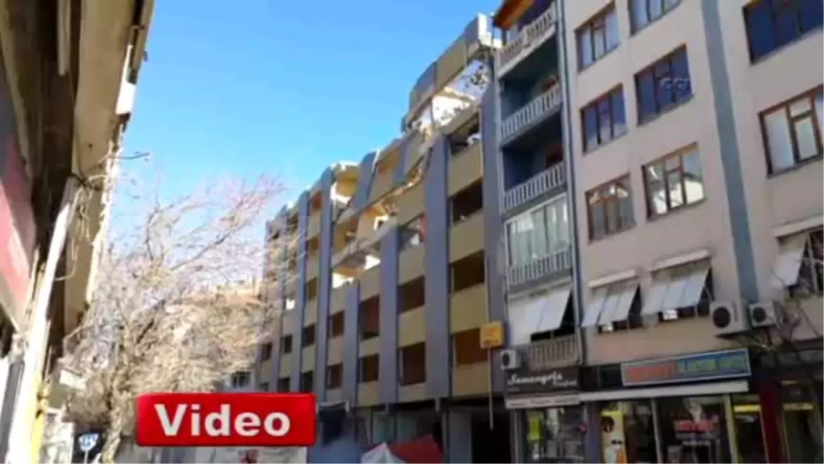 Yıkılan Bina Yan Apartmanın Yatak Odasını Yıktı