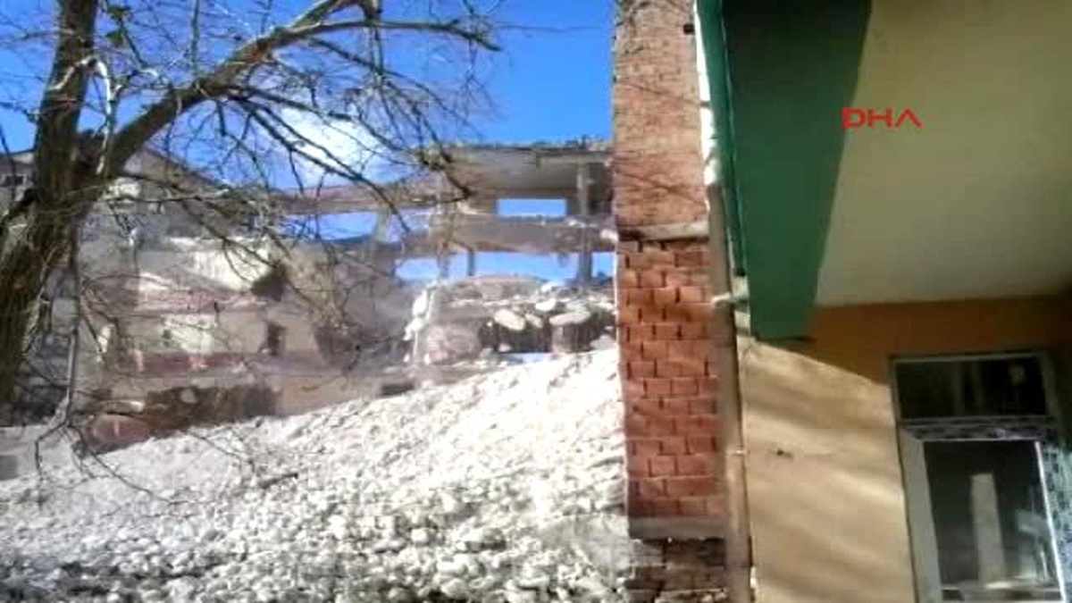 Yıkım Sırasında Facia: Bina, Yan Binanın Duvarını Yıktı