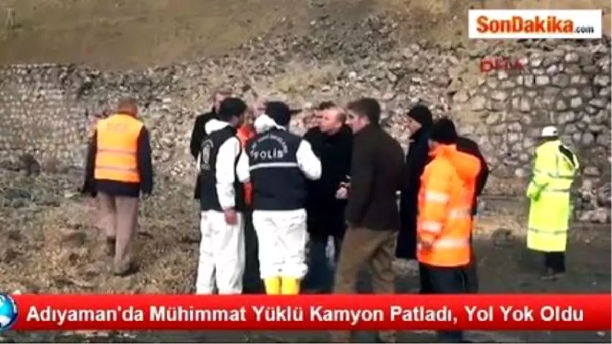 Adıyaman\'da Mühimmat Yüklü Kamyon Patladı, Yol Yok Oldu