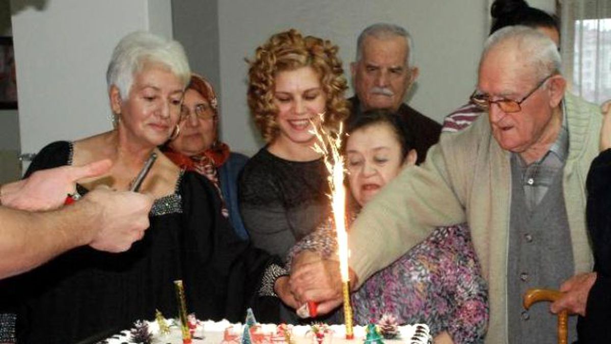 Akçakoca\'da Yaşlılar Yılbaşını Kutladılar