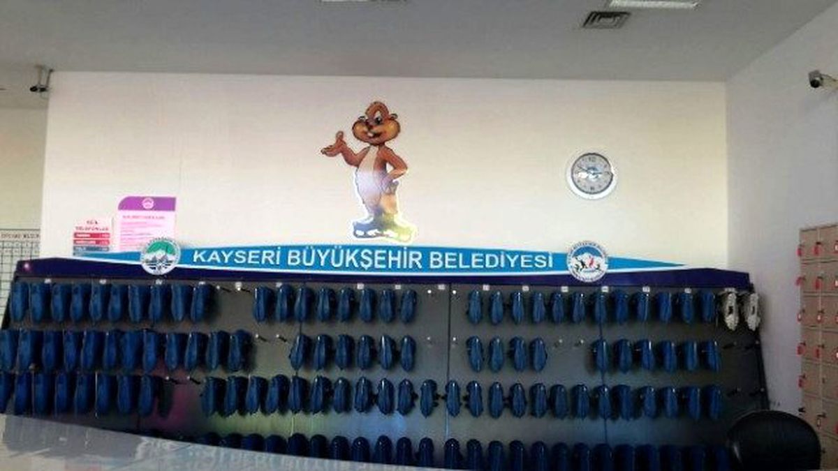 Anadolu Harikalar Diyarı Buz Pistinde Yenileme Çalışmaları Devam Ediyor
