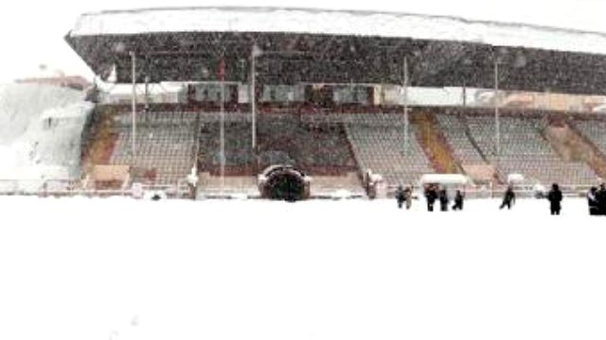 Bilecik Stadyumunda Kapalı Tribününün Çatısı Çöktü