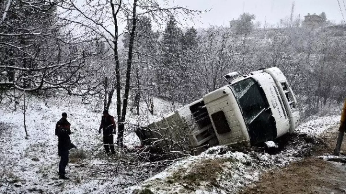 Çöp Kamyonu Devrildi