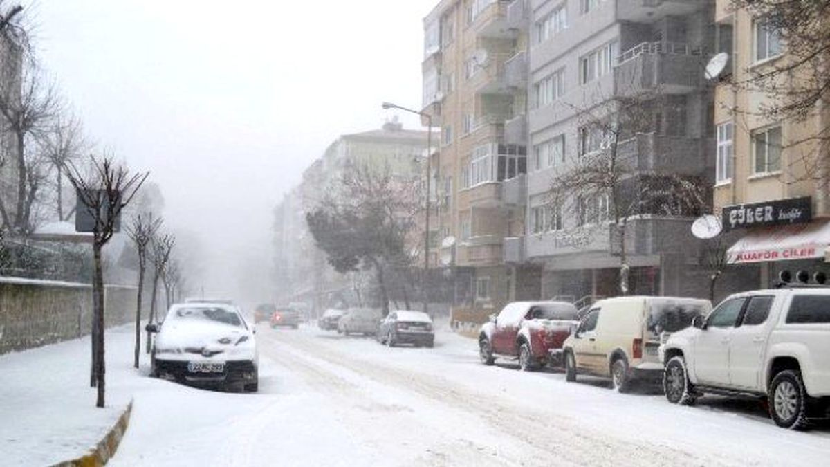 Edirne\'nin Keşan İlçesinde Kar Yağışı Tipi Şeklinde Devam Ediyor
